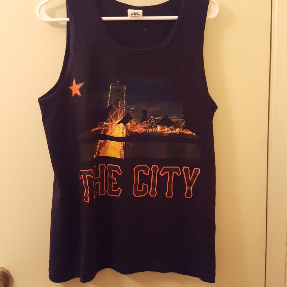 T-shirt with the THE CITY print.